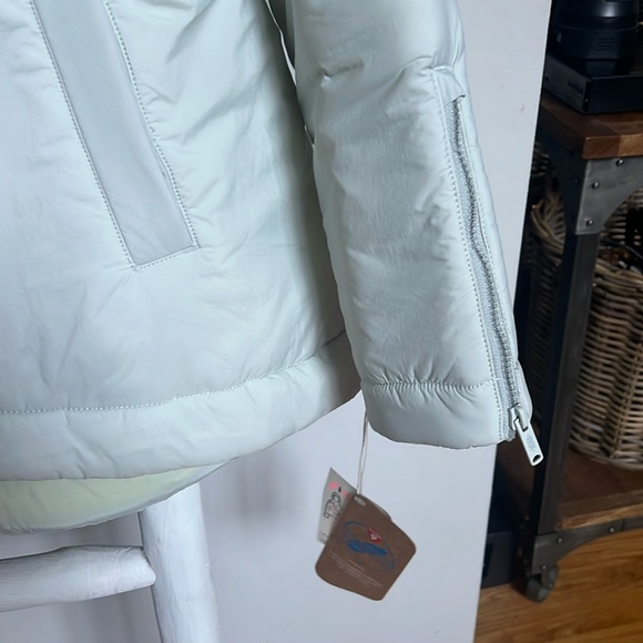 NWT Free people puffer coat. Size extra small, but runs big. - Picture 3 of 8